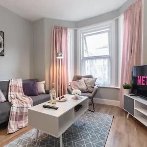 Holiday home 3-bedroom House L Fast Wi-fi L Garden L Newly Decorated L Close To Shops And Restaurants Bournemouth